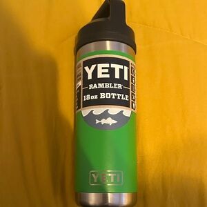 YETI Rambler 18oz Bottle in Bold Green